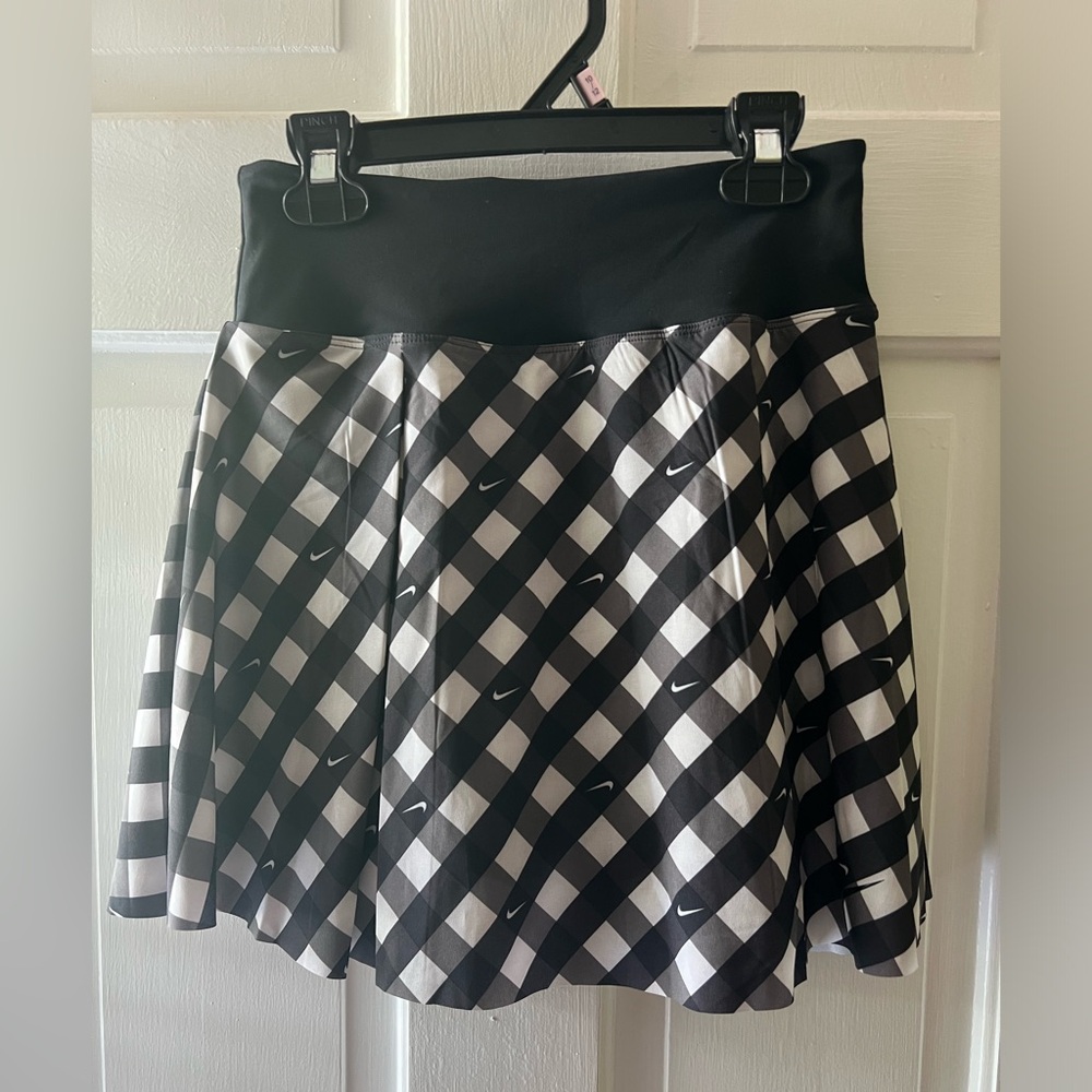 Women’s Nike black/white skort with biker shorts/pocket size XS and medium